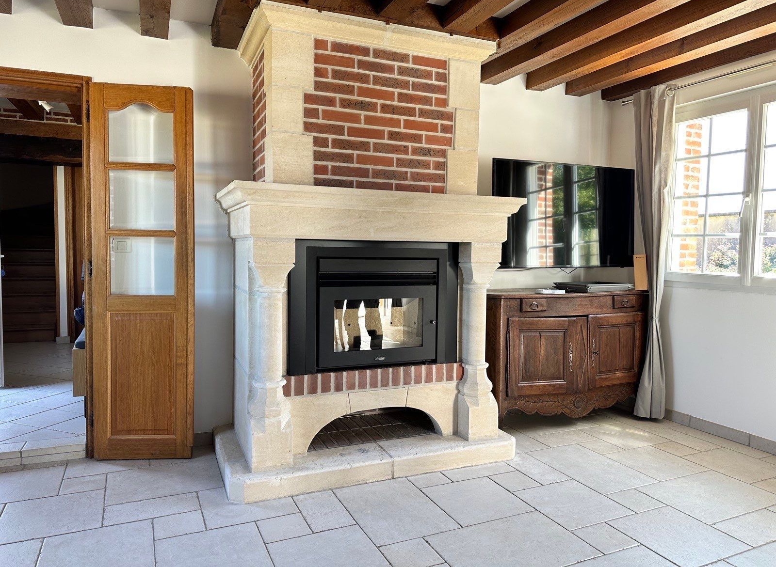 Flammes brûlant au-dessus de granulés à l'intérieur d'une cheminée ou d'un poêle en métal sombre.