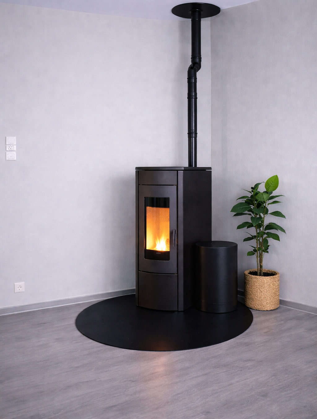 Poêle à bois noir moderne avec un feu vif, bûches empilées à côté dans un salon confortable.