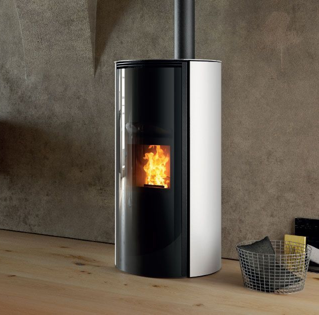 Poêle à granulés en noir et blanc avec flammes visibles dans une pièce minimaliste.