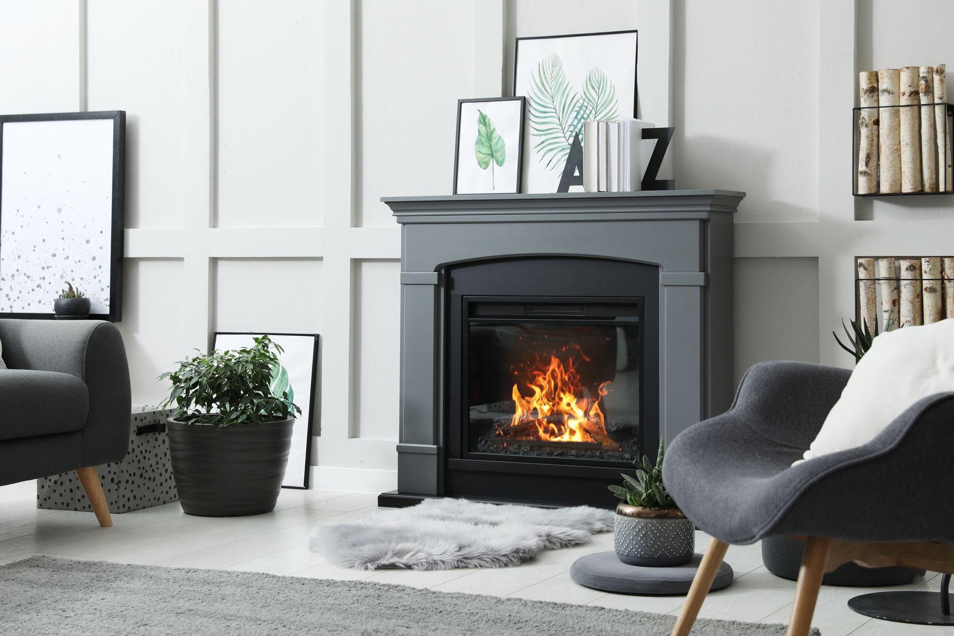 Salon moderne avec cheminée allumée, fauteuil gris, plantes et décoration murale minimaliste.