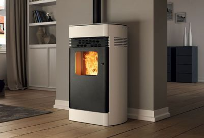 Poêle à granulés moderne avec flamme visible dans un coin cosy du salon.