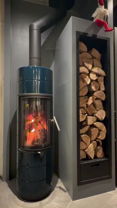 Intérieur d'un poêle des flammes incandescentes et des étincelles qui jaillissent.