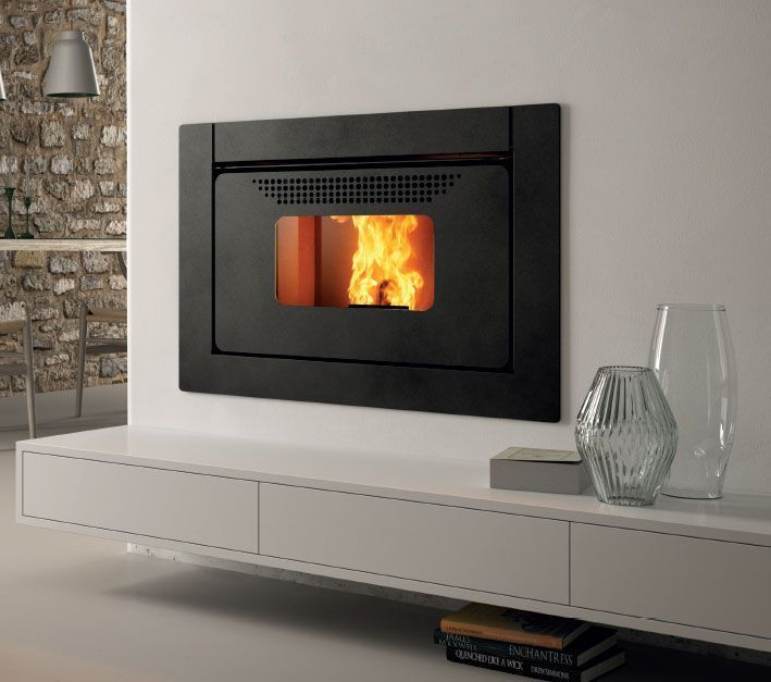 Cheminée murale noire moderne avec des flammes vives au-dessus d'une étagère flottante blanche et de vases en verre.