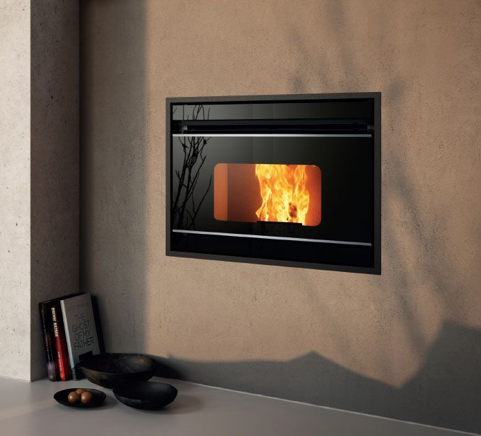 Cheminée murale noire avec flammes apparentes dans une pièce beige, à côté d'une petite étagère avec des livres et des bols.