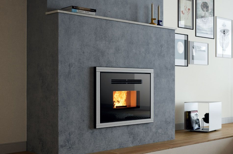 Cheminée murale grise moderne avec un feu allumé dans un salon minimaliste.