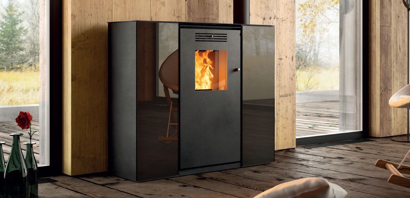 Poêle à granulés de bois noirs avec un feu qui brûle dans une pièce rustique moderne.