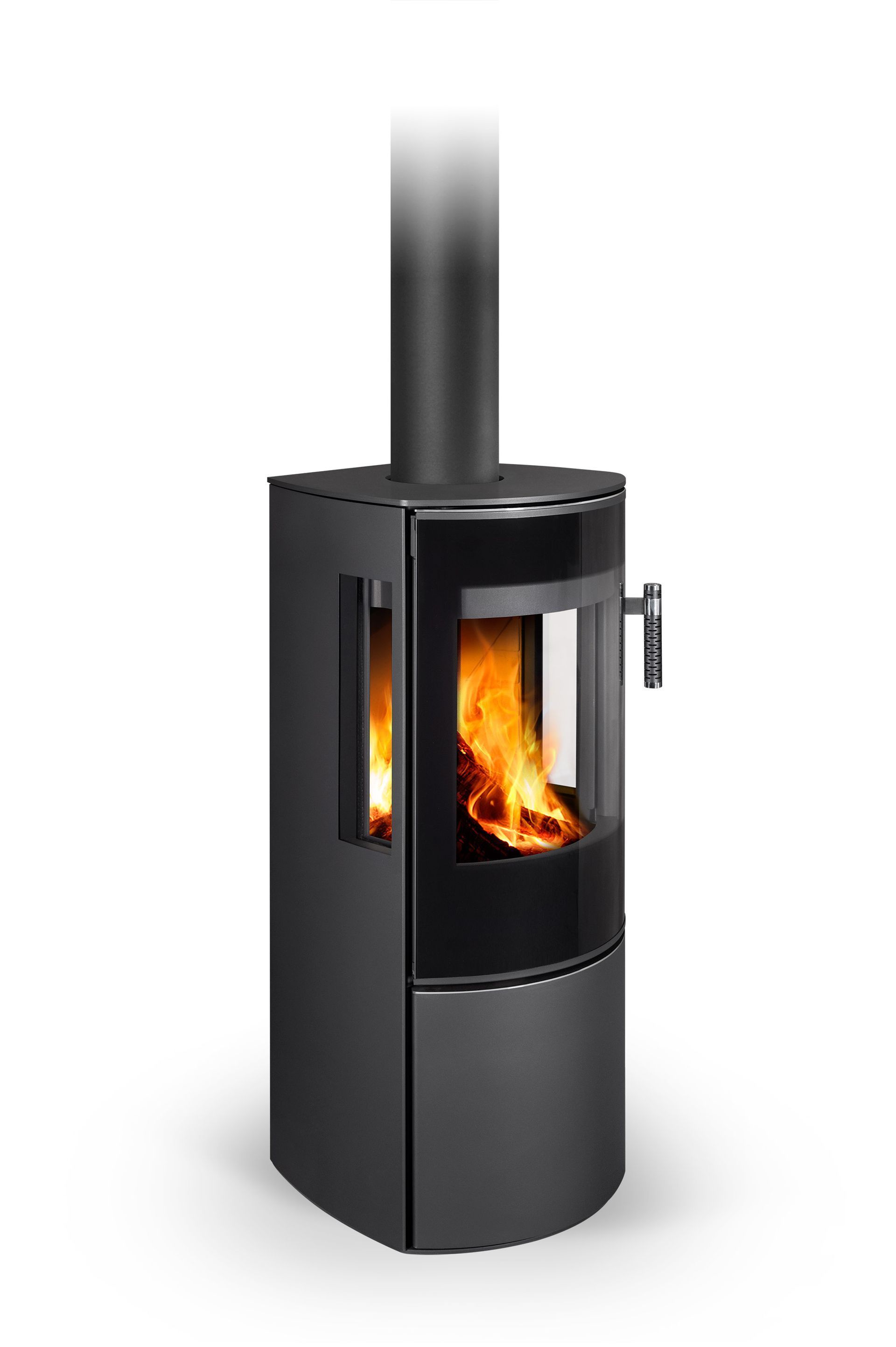 Poêle à bois noir avec feu visible et conduit de cheminée.