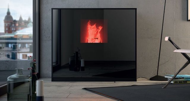 Poêle à granulés moderne avec une flamme rouge vif dans un salon minimaliste.