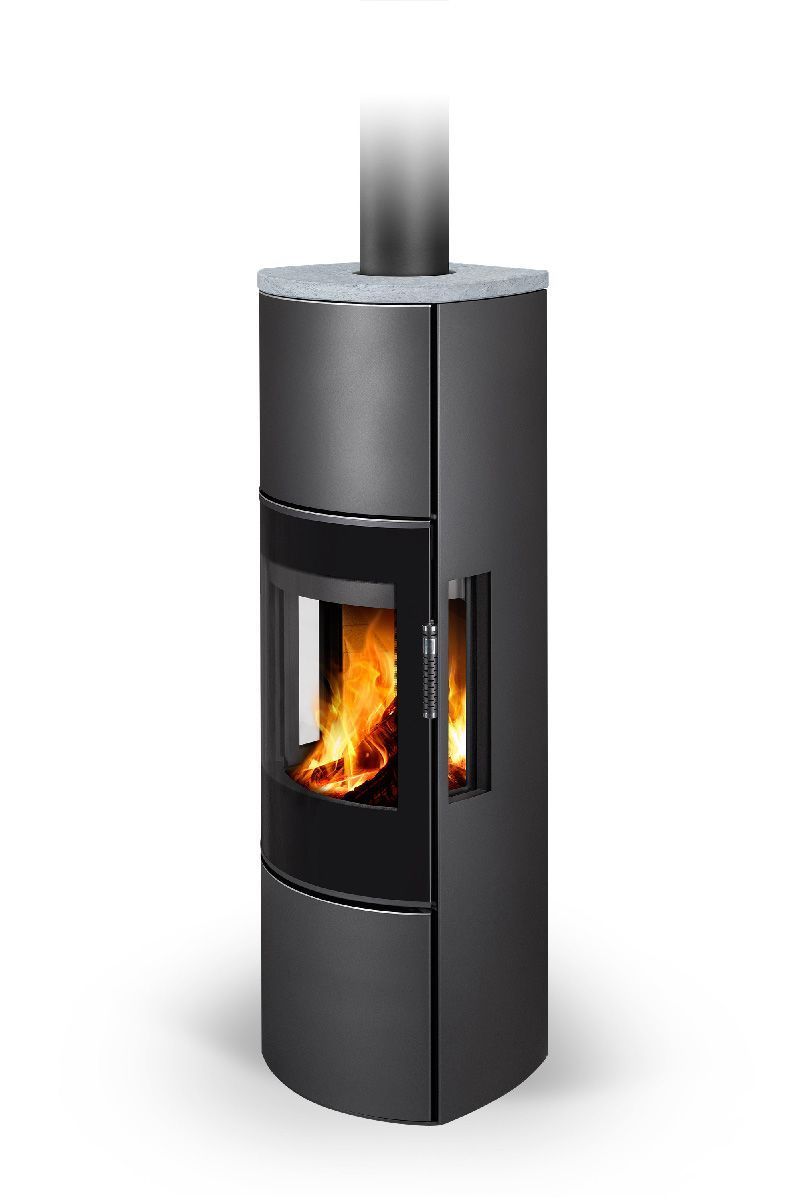 Poêle à bois cylindrique noir moderne, avec flammes visibles à l'intérieur et fumée évacuée par le haut.