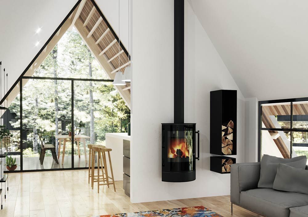 Salon moderne et ouvert avec de grandes fenêtres triangulaires, une cheminée suspendue et un canapé.