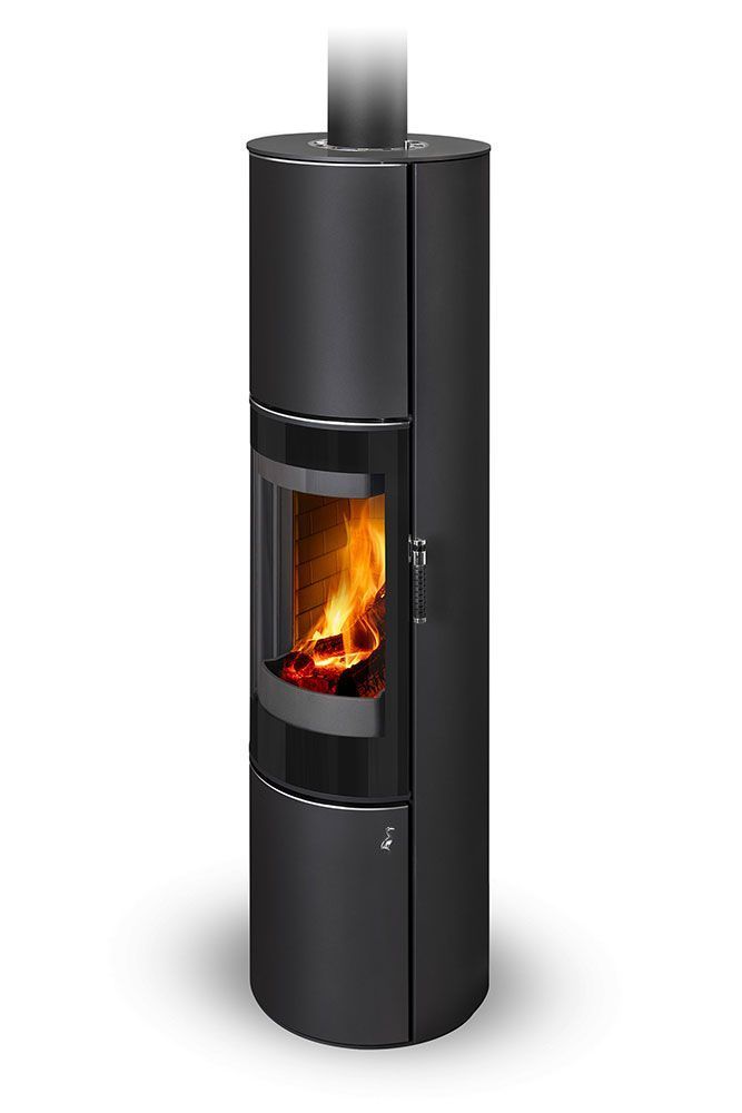 Poêle à bois cylindrique noir de grande taille, avec un feu orange visible à l'intérieur.
