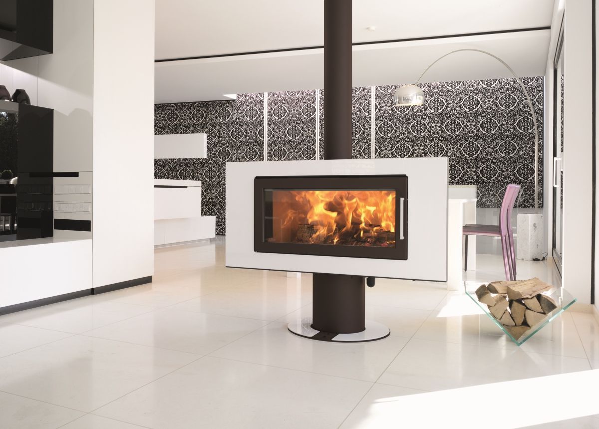 Salon moderne blanc avec une cheminée élégante et un sol brillant, agrémenté d'une décoration en noir et blanc.