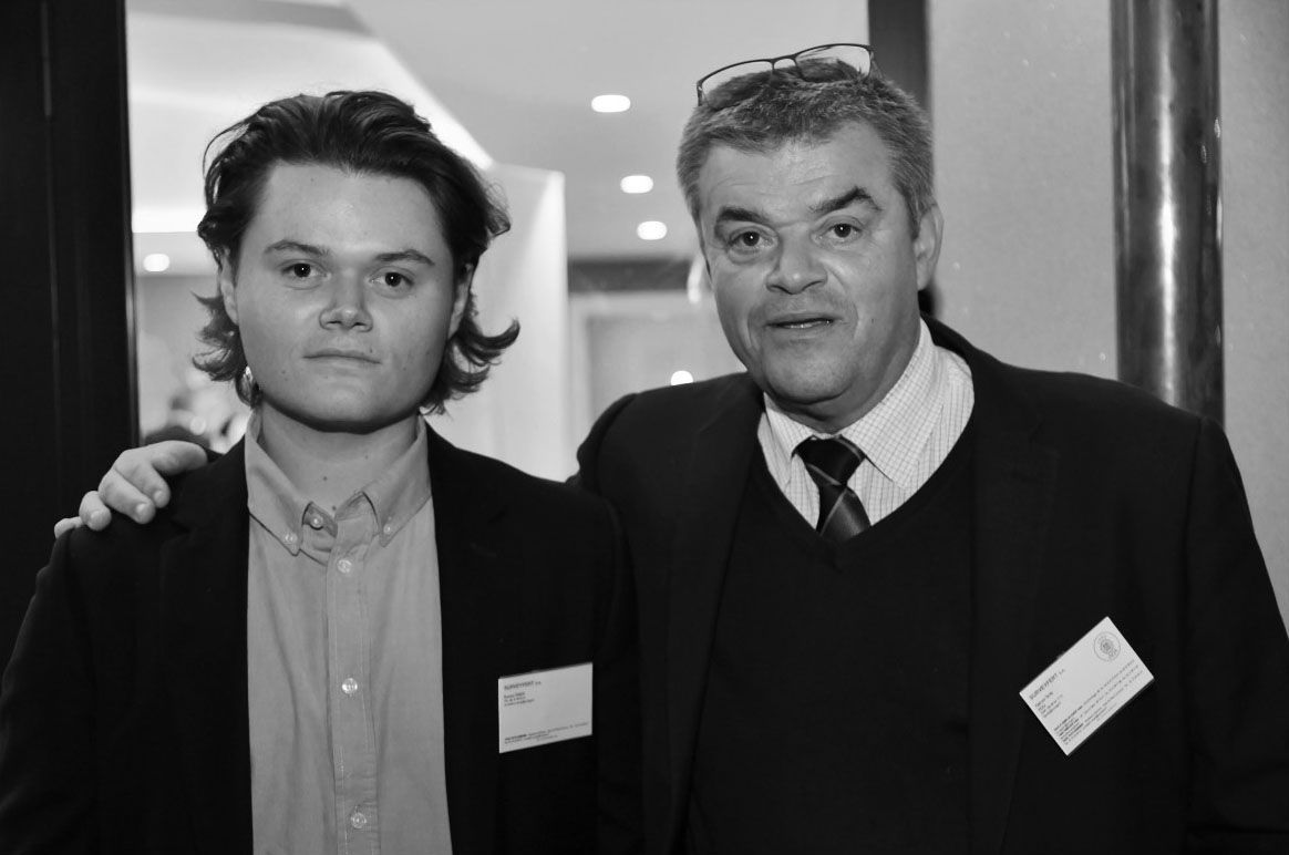 Monsieur Fabrice Tardy la main sur l'épaule de son fils.