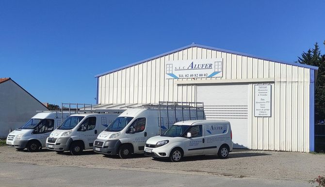 Véhicules devant l'entreprise Alufer