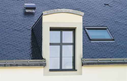 Ein Fenster mit Oberlicht auf dem Dach eines Gebäudes.