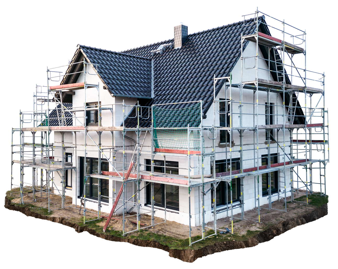 Maison à deux étages avec échafaudages pour rénovations ; extérieur blanc, toit et fenêtres foncés.