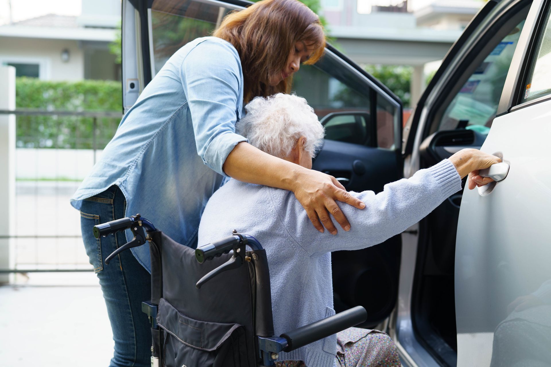 Une ambulancière qui aide une vieille dame
