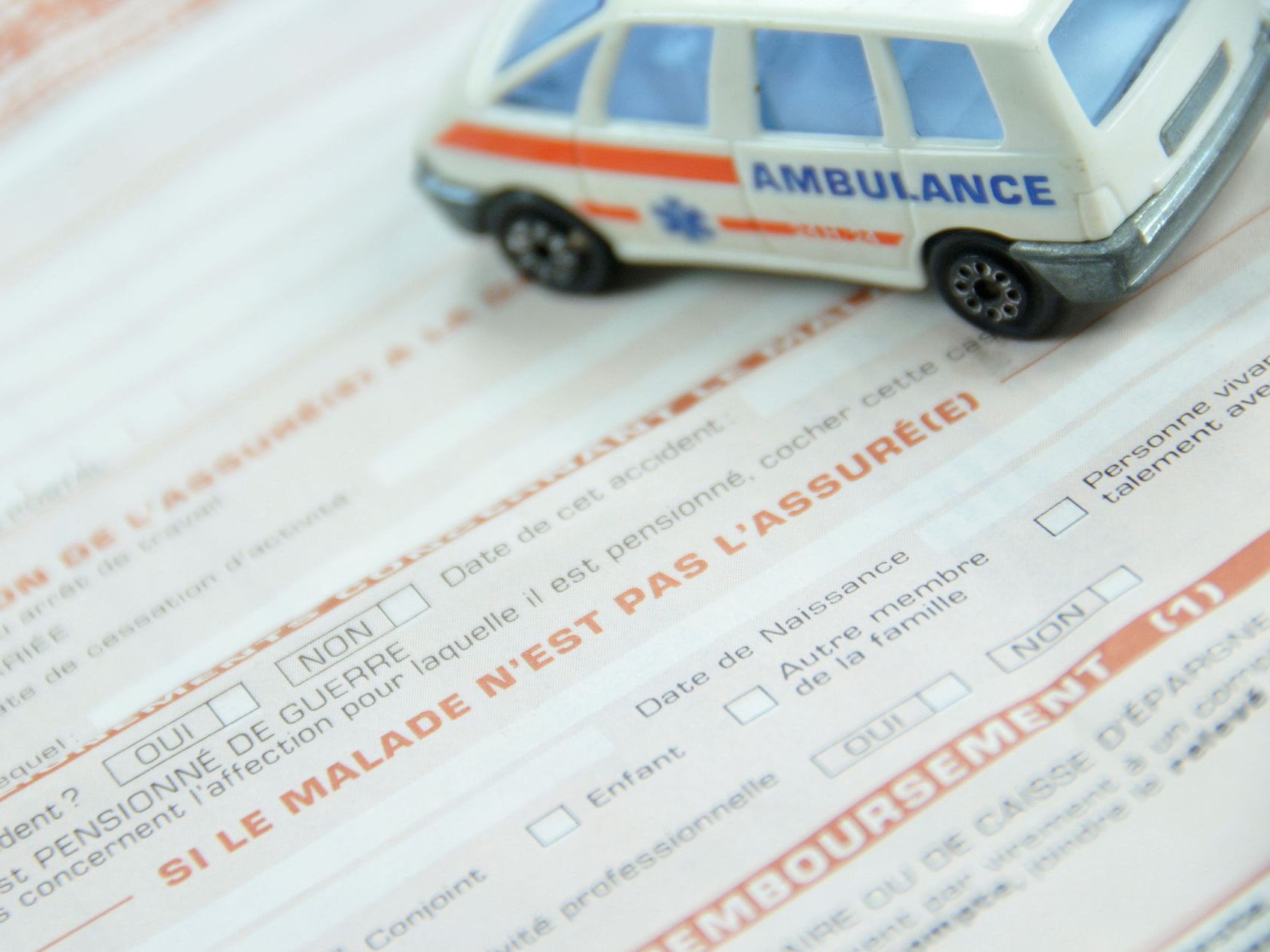 Une feuille de soin avec une petite ambulance dessus