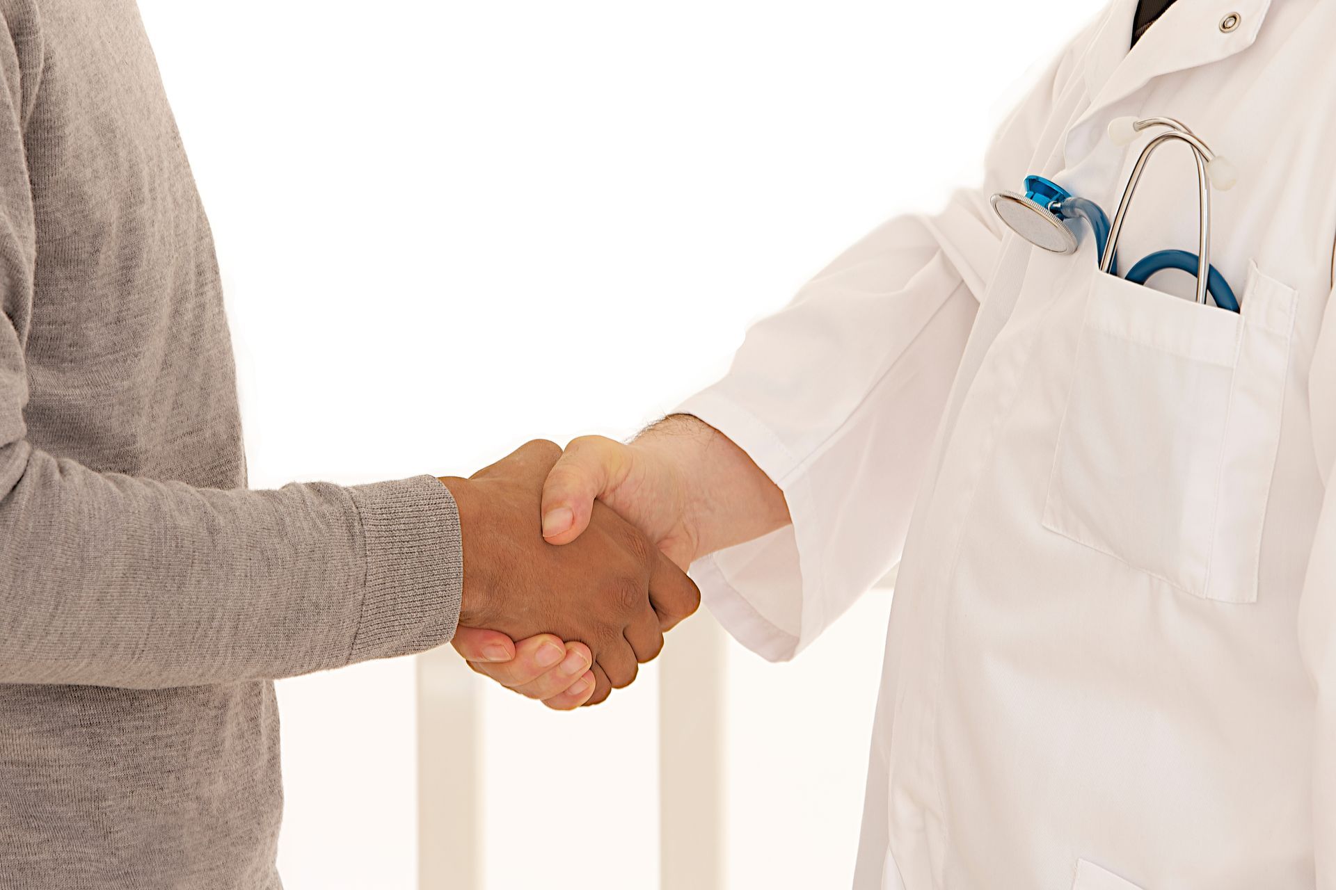 Une poignée demain entre un professionnel de la santé et un patient