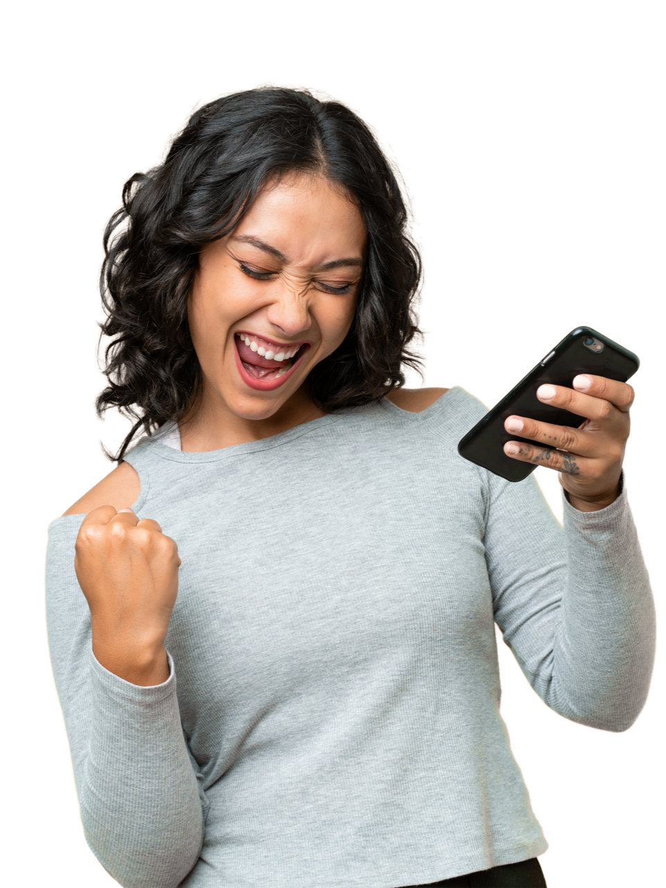 Une femme avec un large sourire devant son téléphone