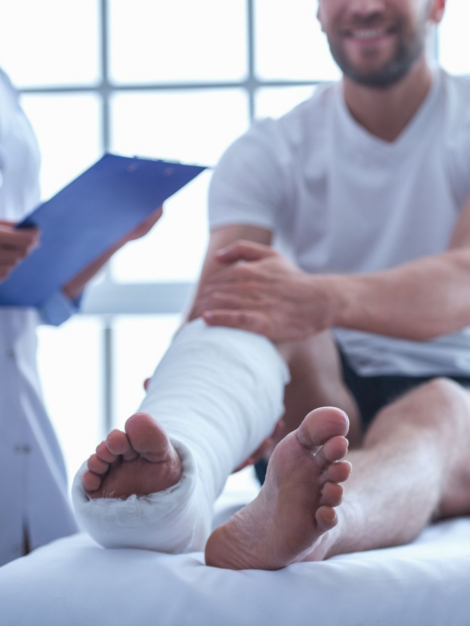 Un homme avec un plâtre à la jambe