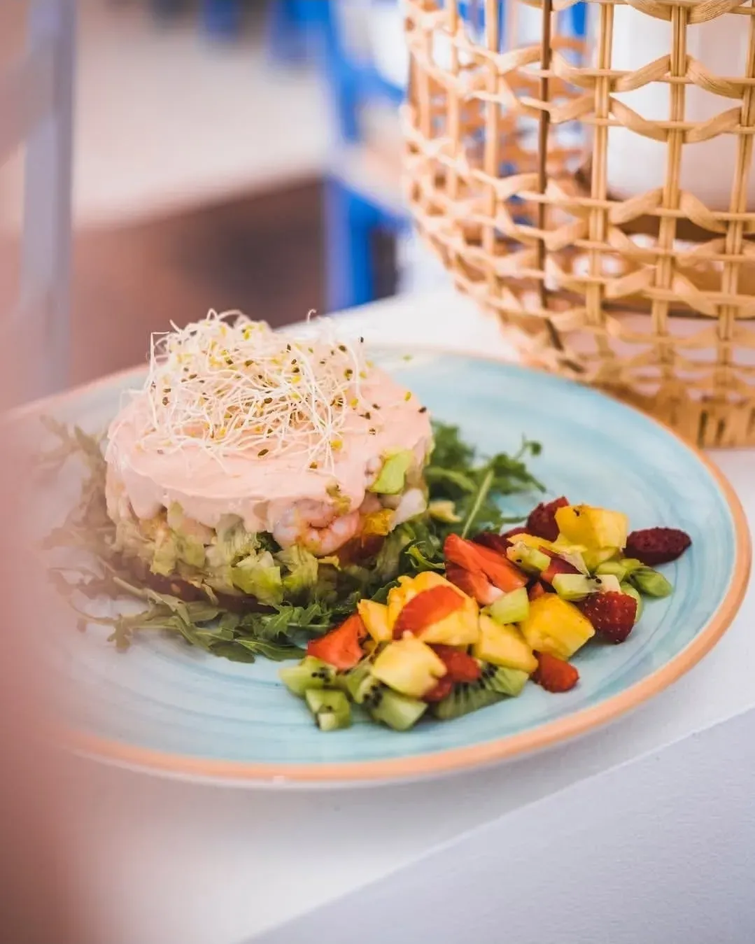 Platos de comida: fiambres, quesos, aperitivos, aceitunas y pan.