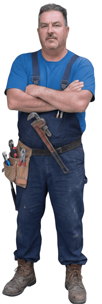 Une personne en salopette de travail et chemise bleue, avec des outils à la ceinture et une clé à pipe, se tient debout, les bras croisés.