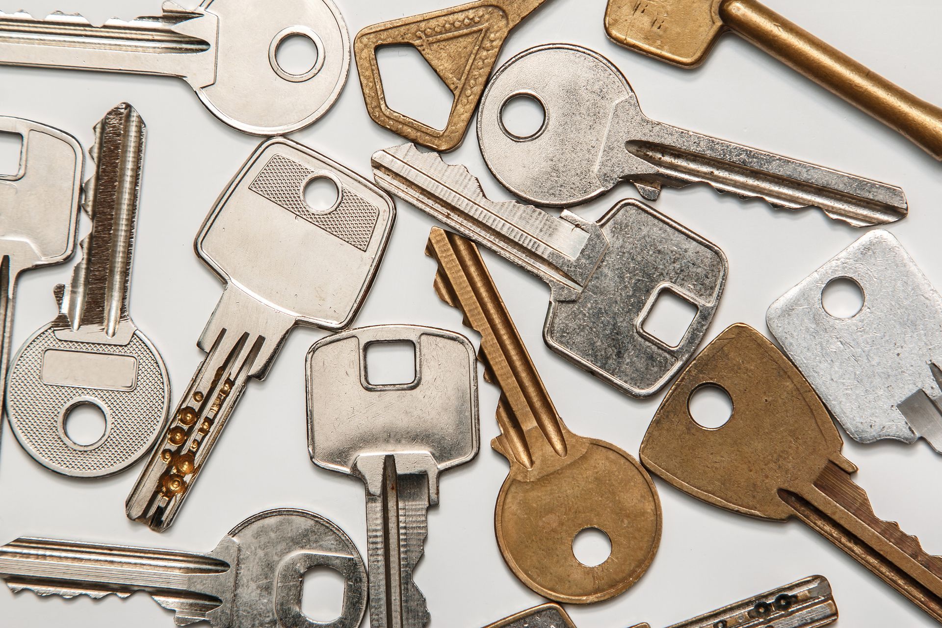 Un manojo de llaves está sobre una superficie blanca