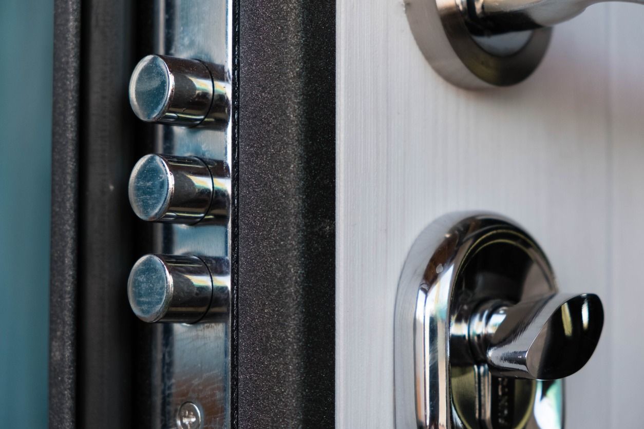 Un primer plano de una cerradura de puerta y una manija de puerta.