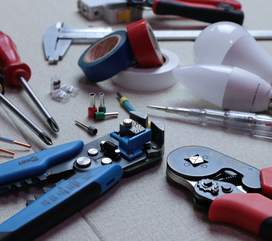 Outils et fournitures électriques, notamment pinces à dénuder, tournevis, ruban adhésif.