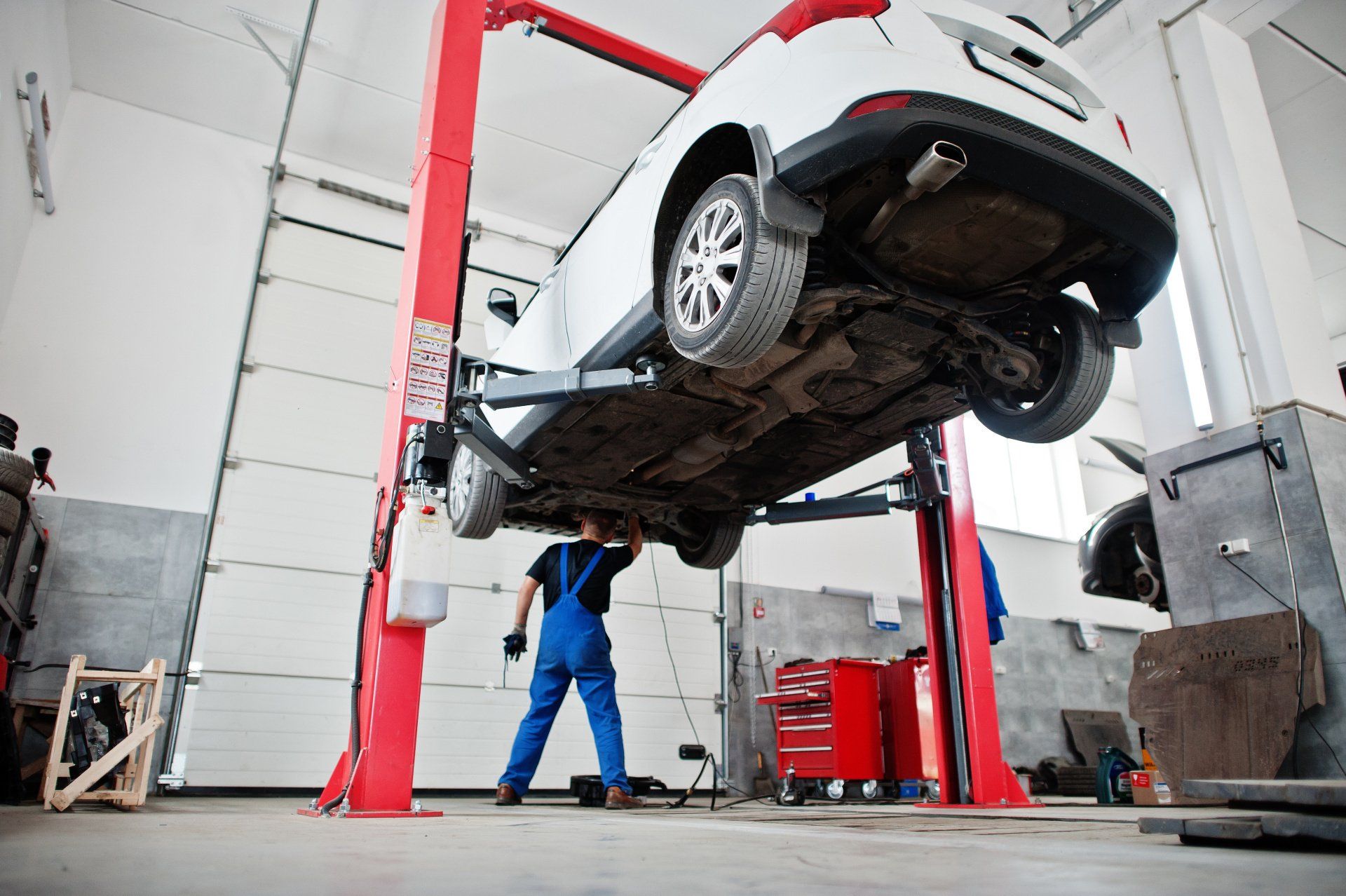 Pont rouge et voiture blanche