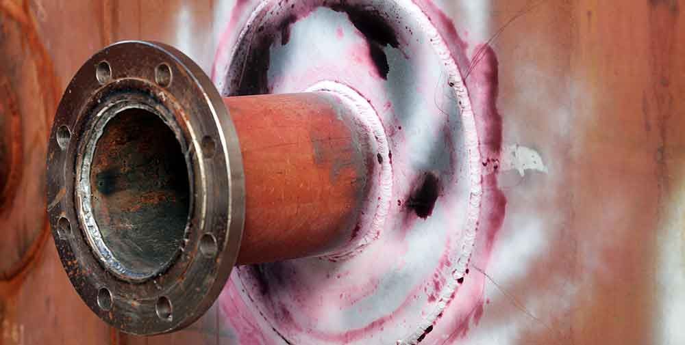 Farbeindringprüfung von Schweißnähten an Behältern