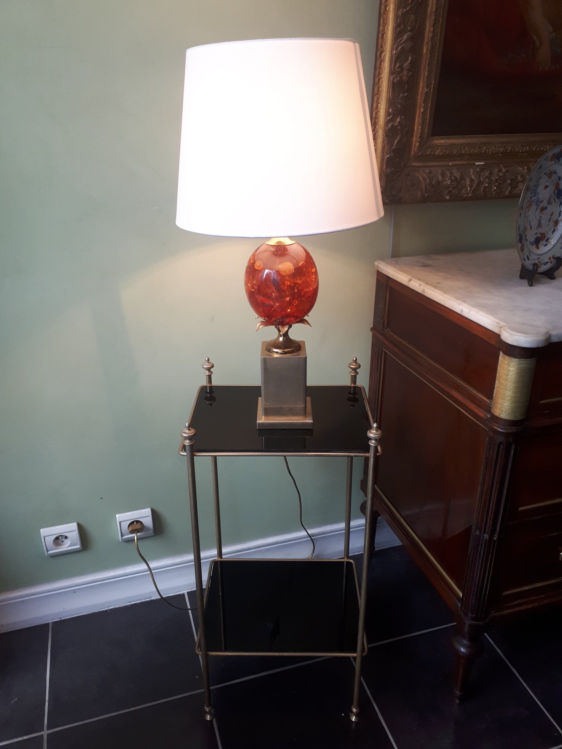 Lampe avec un abat-jour blanc sur une petite table