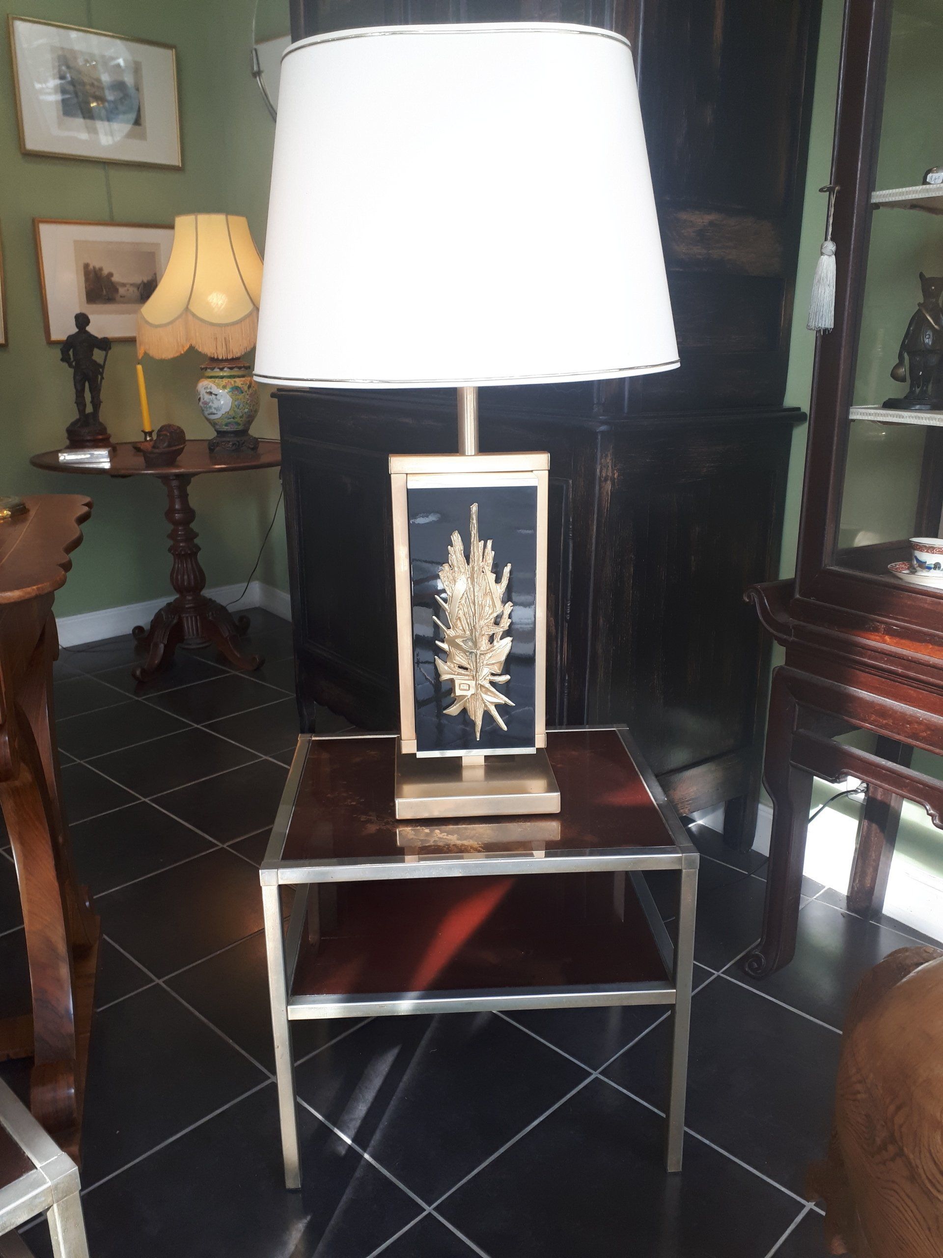 Petite table avec une lampe