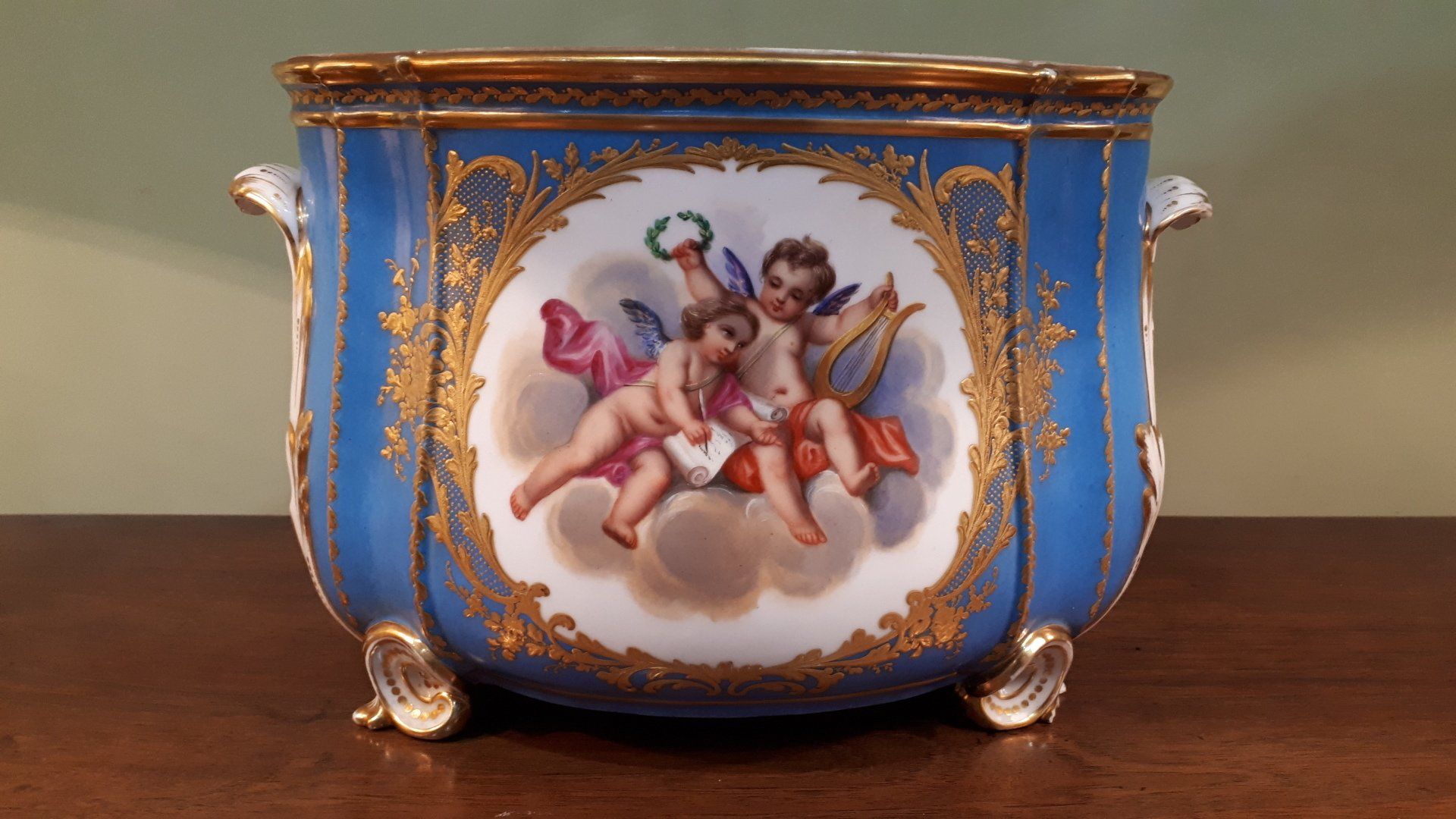 Récipient bleur avec deux anges peints dessus