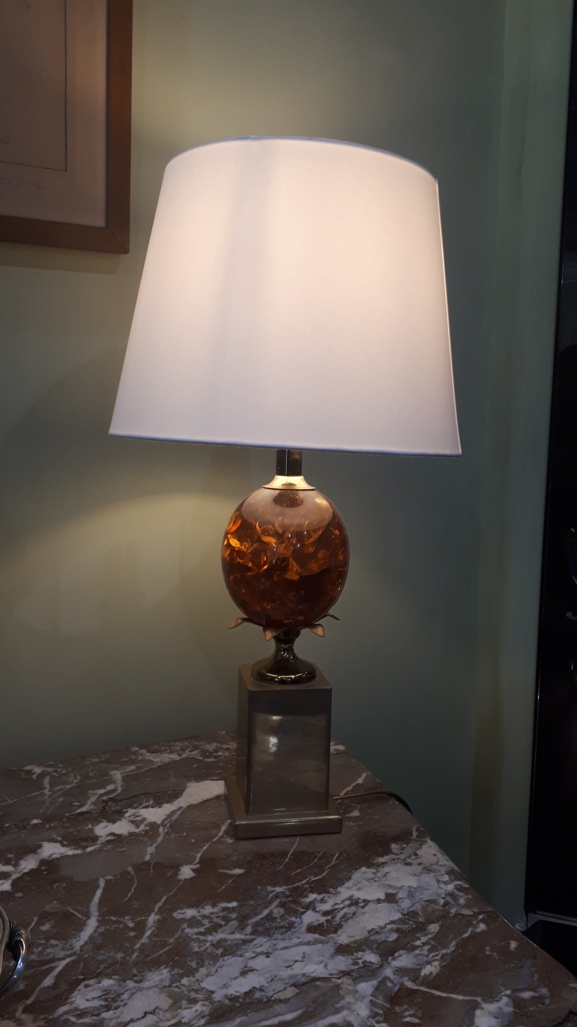 Lampe avec un abat-jour blanc