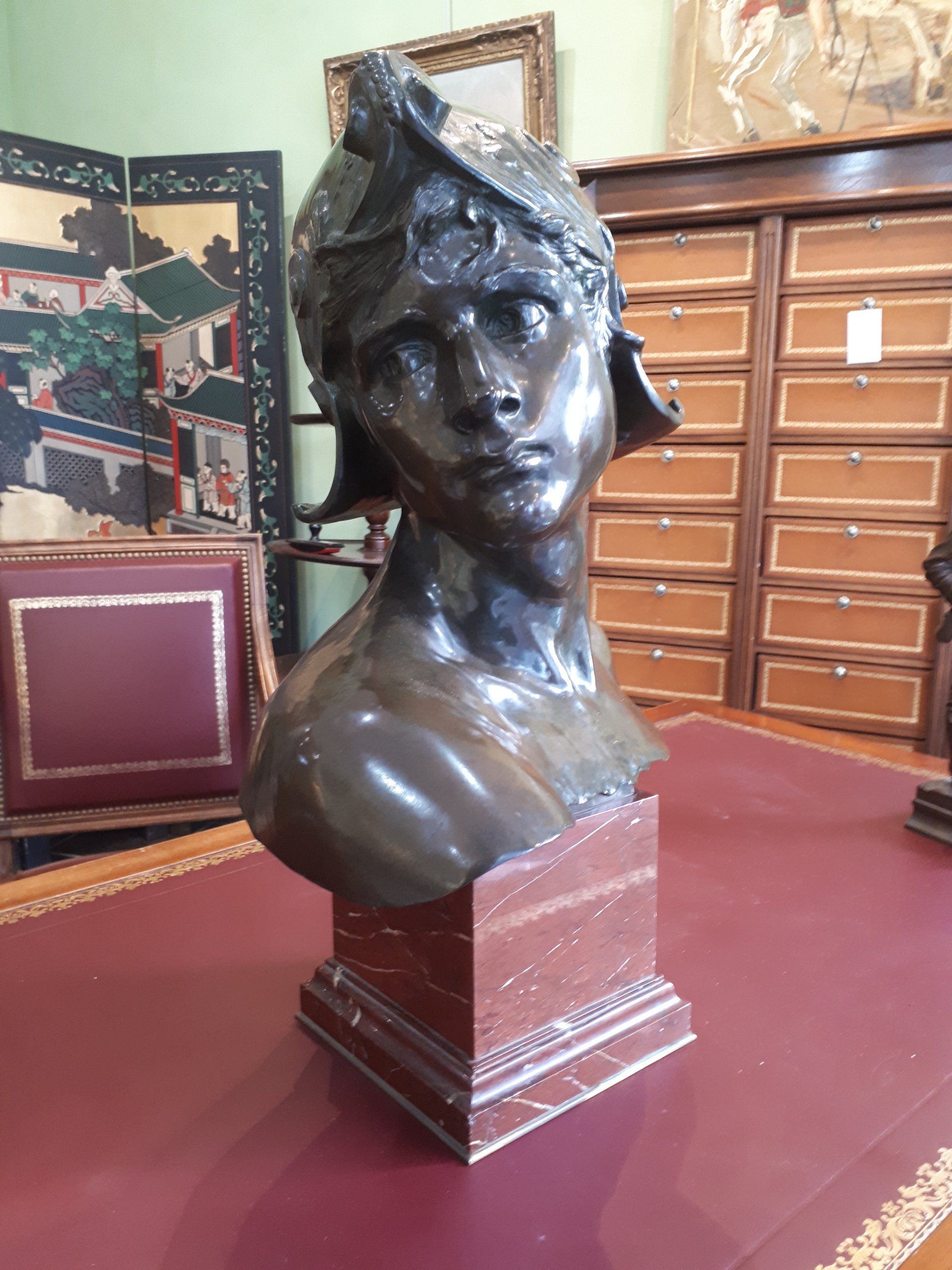Statue représentant le visage d'une personne