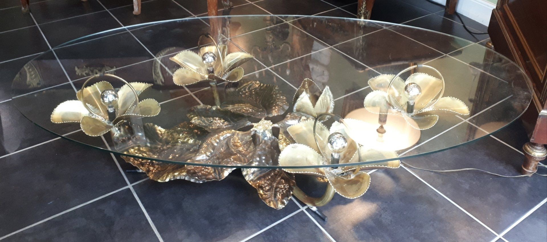 Table ovale avec plateau en verre et pied en métal doré