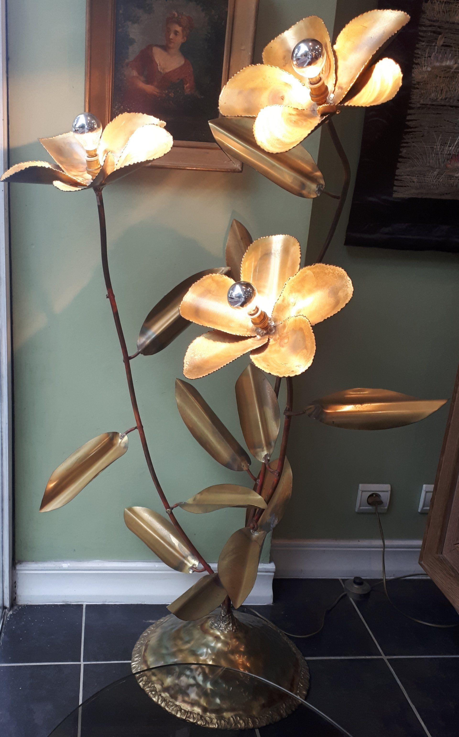 Lampadaire en métal en forme de fleurs