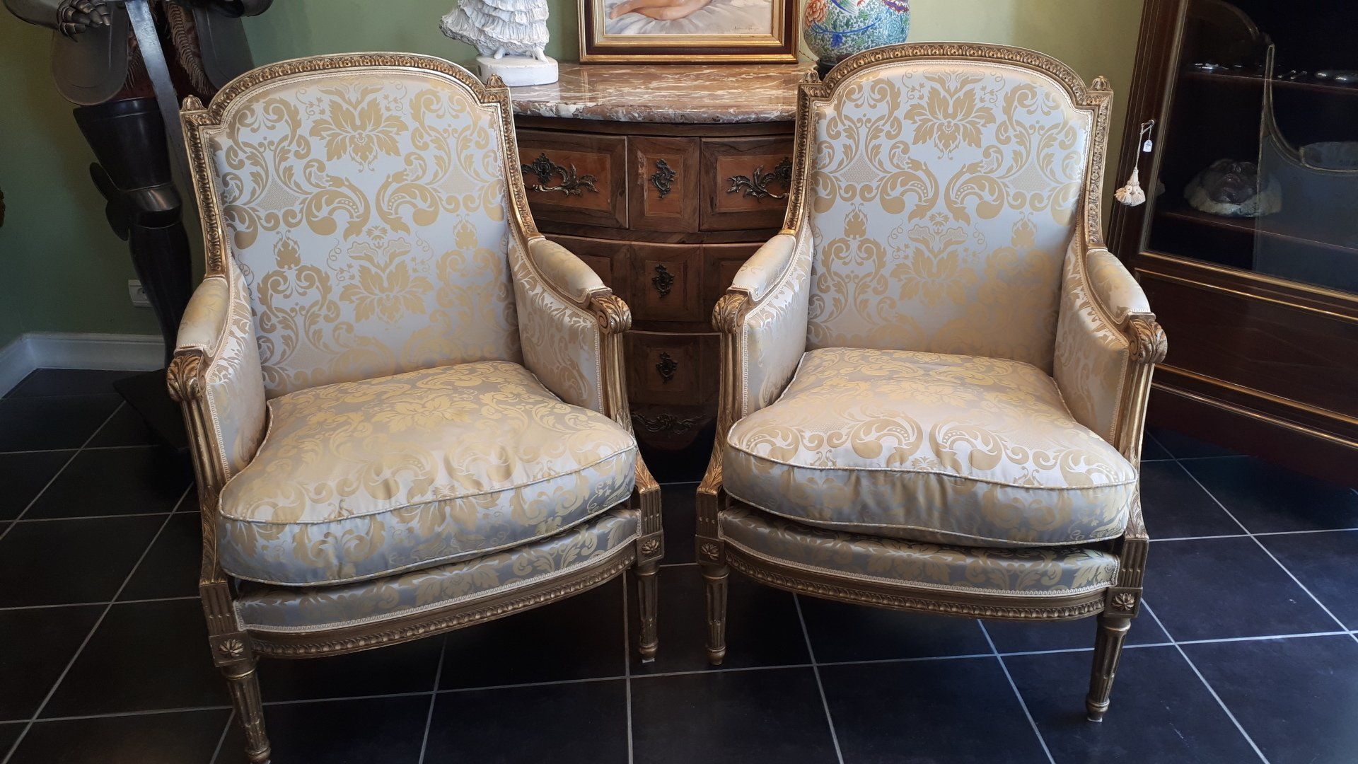 Deux fauteuils beiges