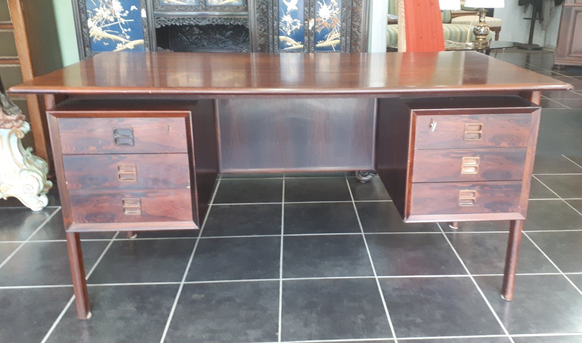 Bureau en bois avec tiroirs