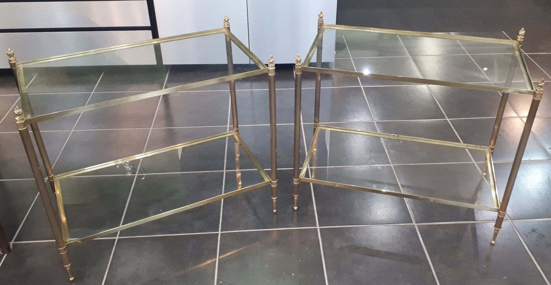 Deux petites tables avec plateaux de verres