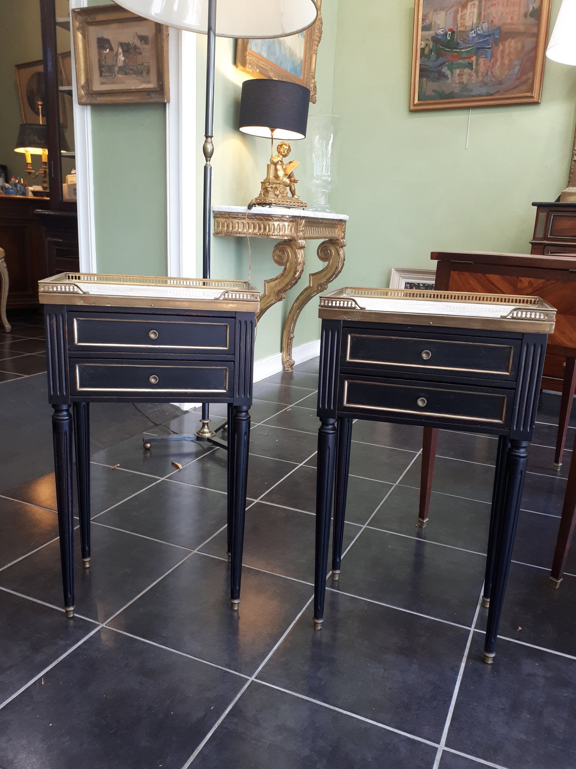 Deux petites commodes noires