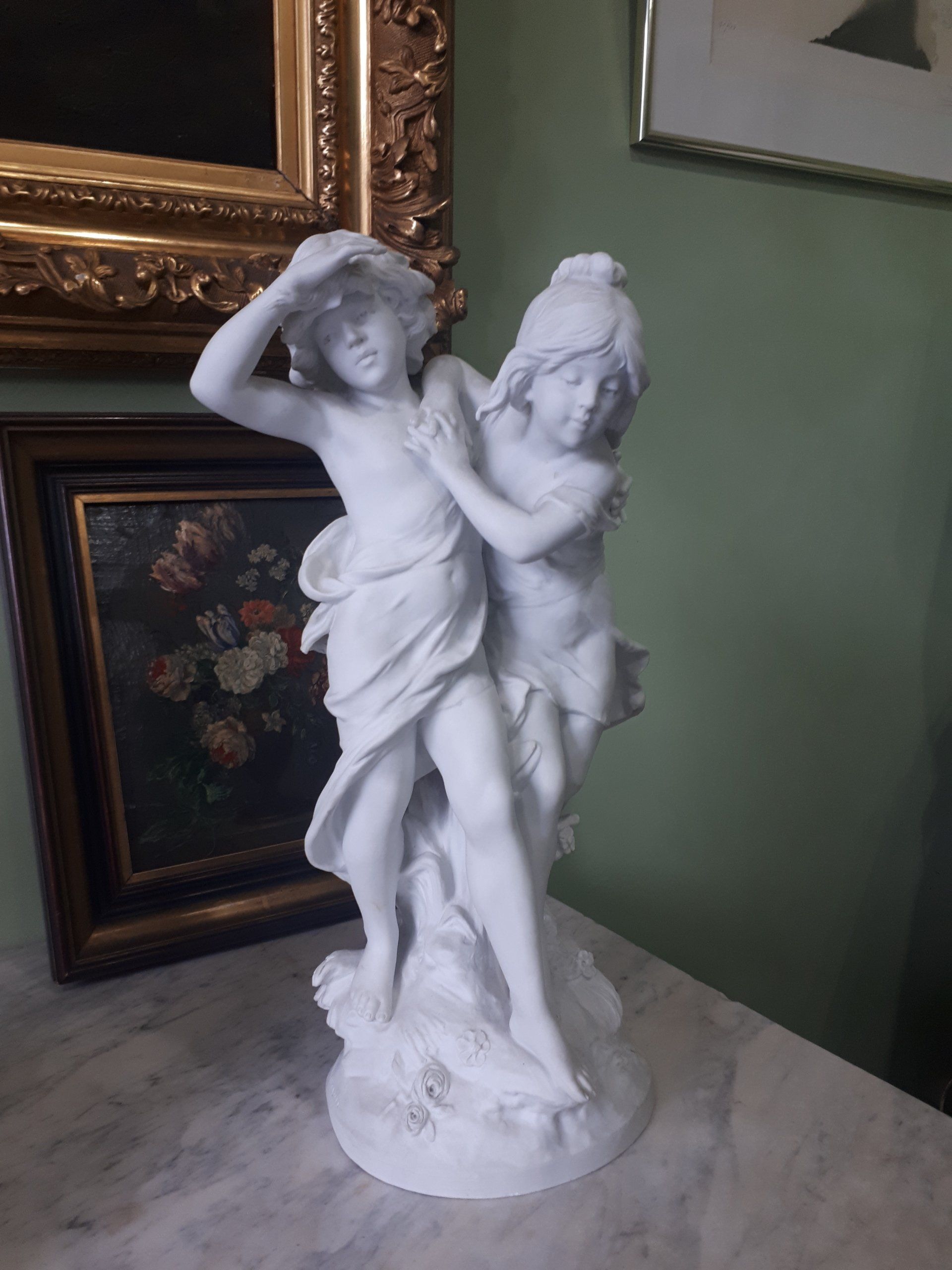 Statuette de deux enfants en pierre