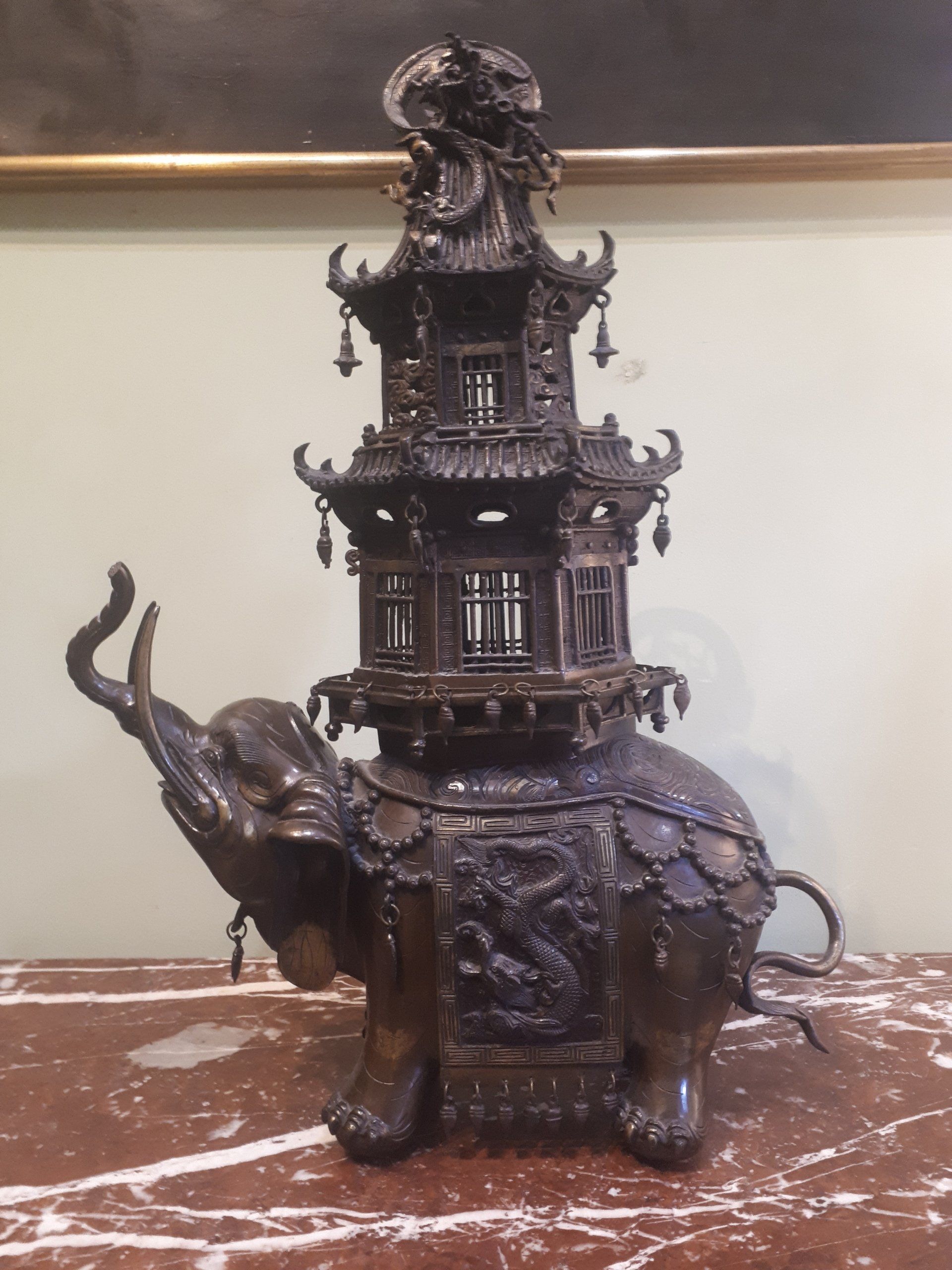 Statuette d'un éléphant avec un bâtiment sur son dos
