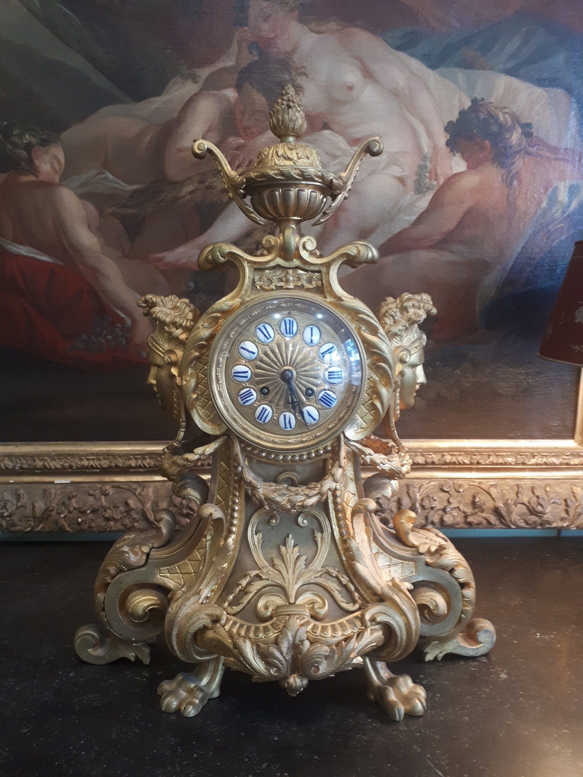 Horloge en métal doré