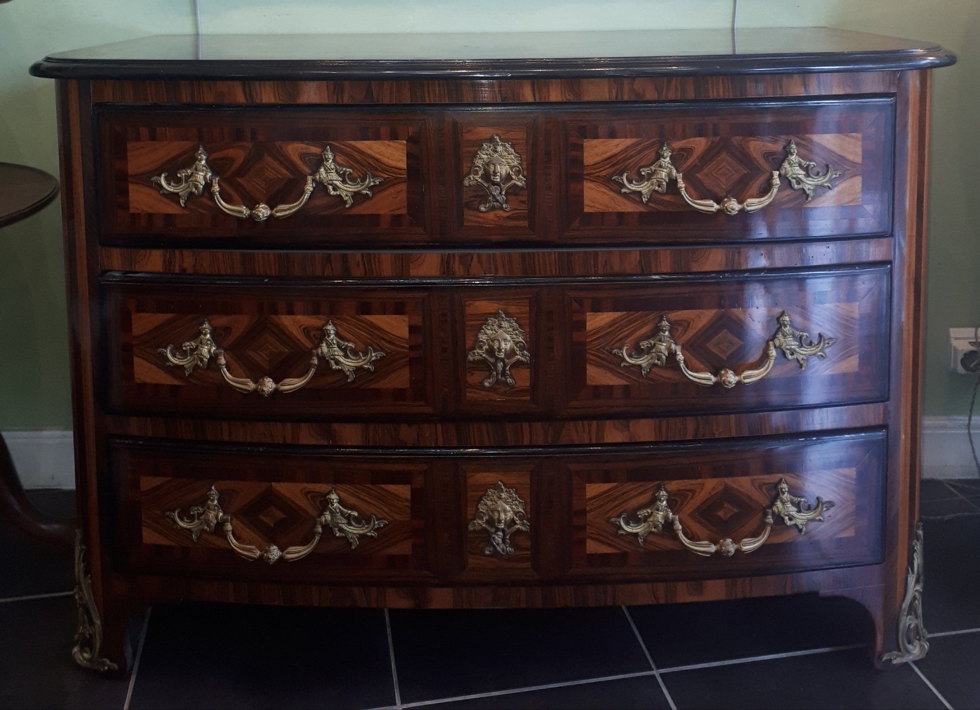 Meuble en bois avec poignées dorées