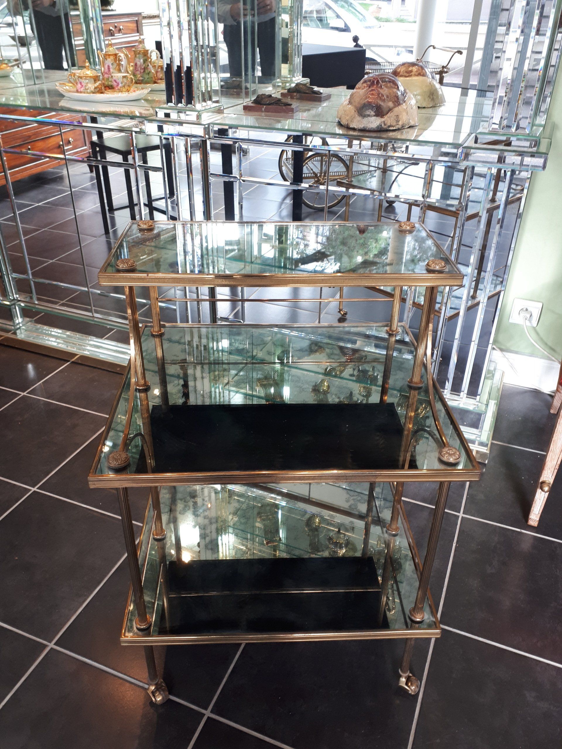 Meuble en métal avec les plateaux miroirs