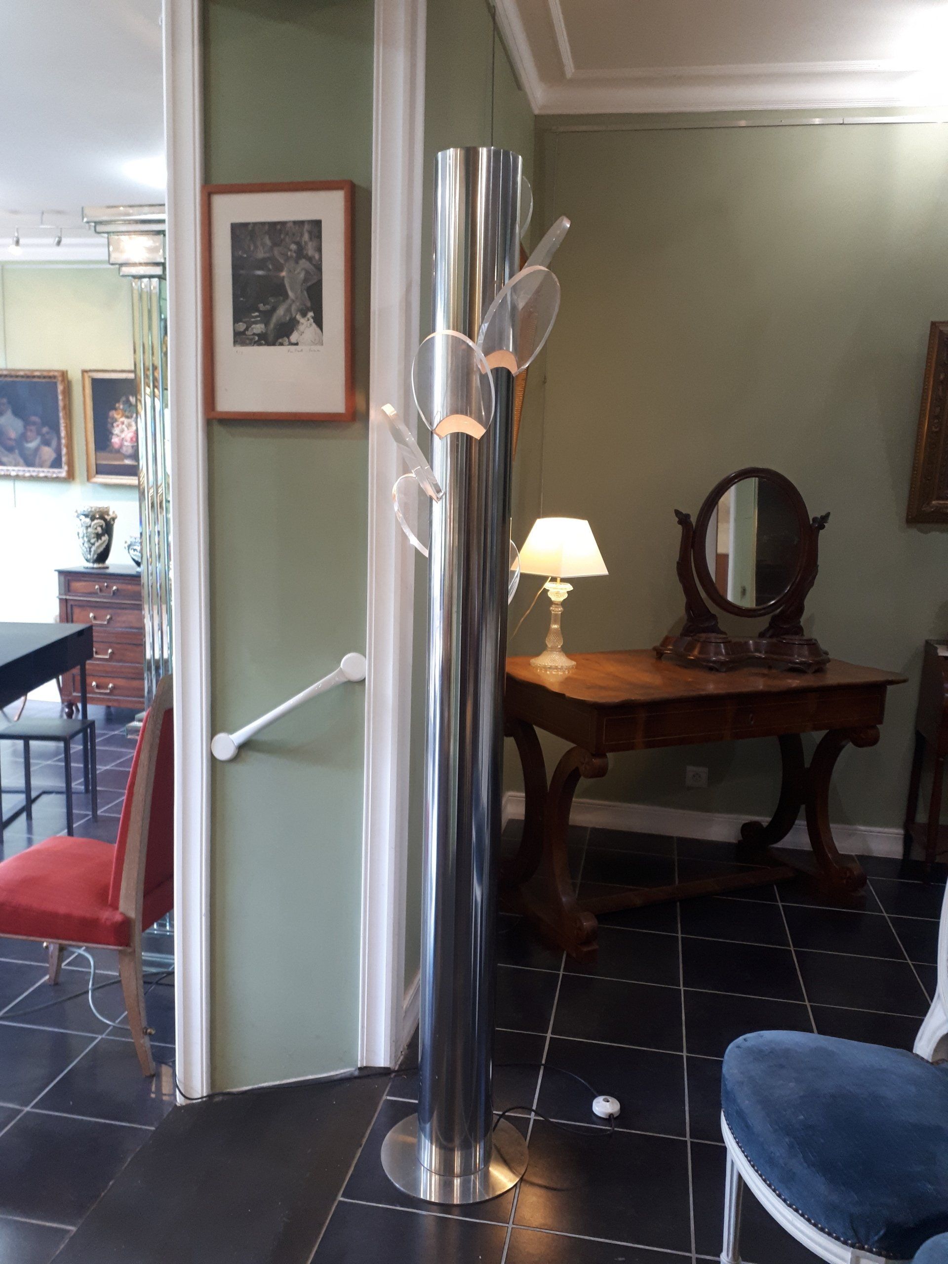 Lampadaire en métal et plexiglass