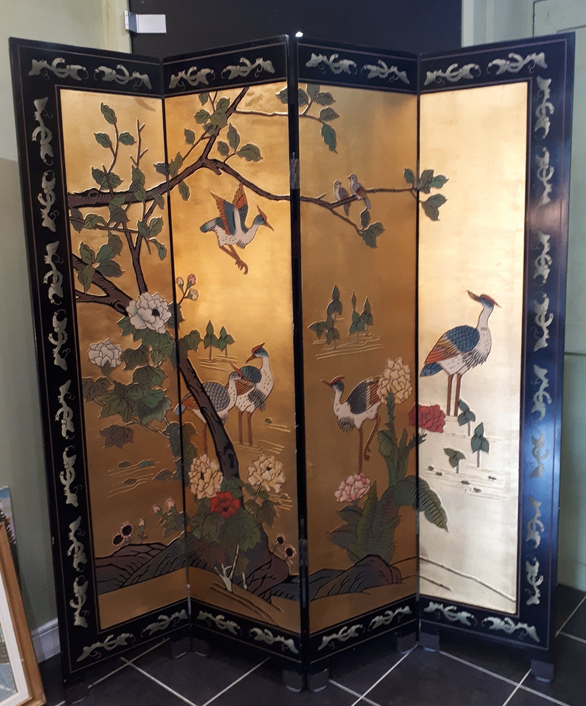 Paravent noir et doré et des animaux